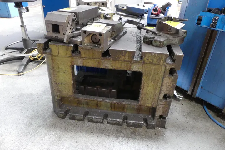 Aufspannwürfel/-tisch mit T-Nuten/Block mit Inhalt Maße in cm ca. 101 x 76 x 50 / Hinweis: ohne Einzelpositionen